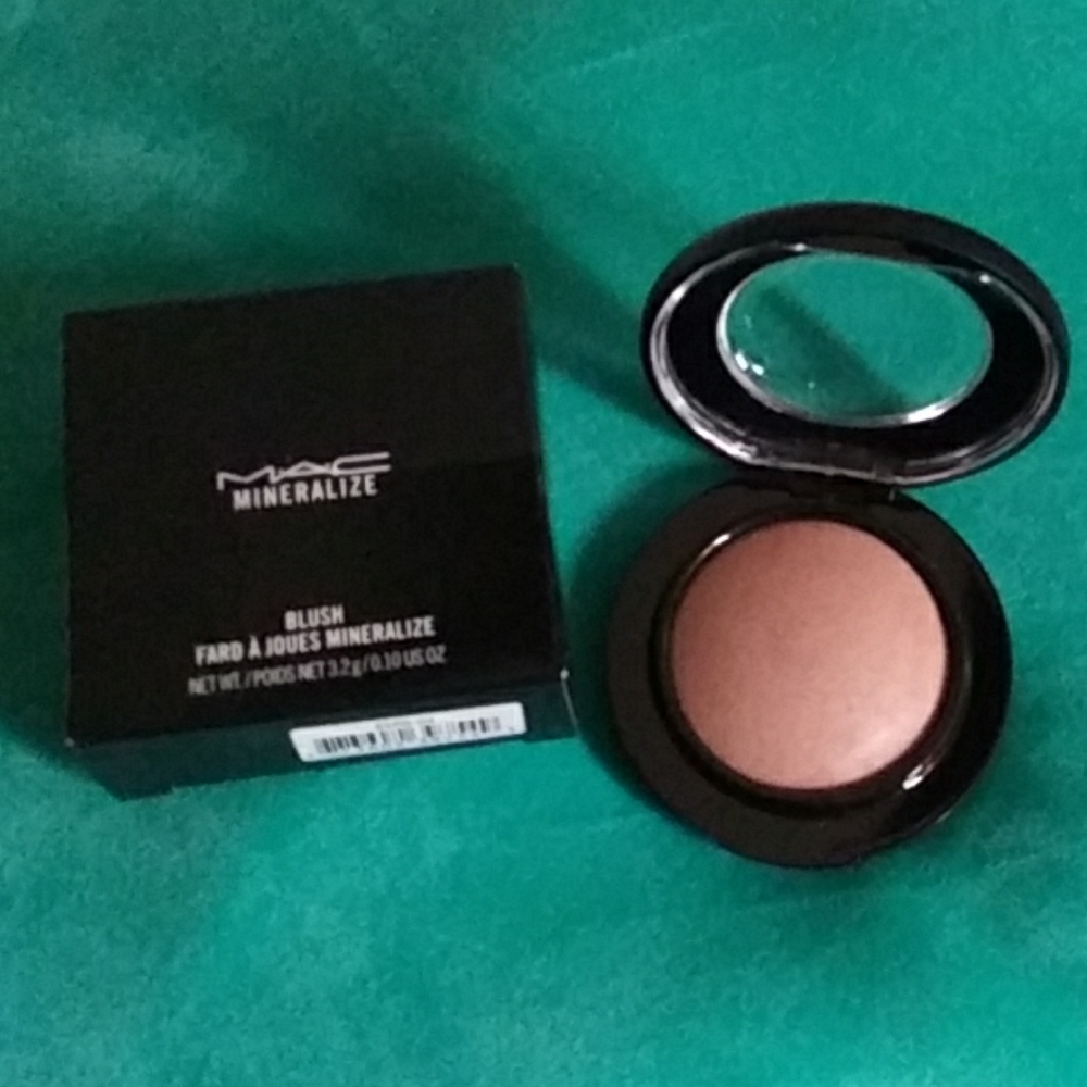Mac cosmic force mineralized blush